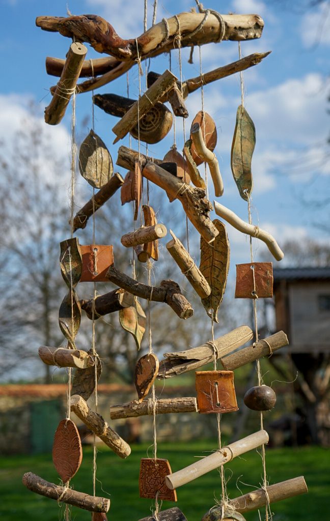 Windspiel aus Ton und Naturhölzern