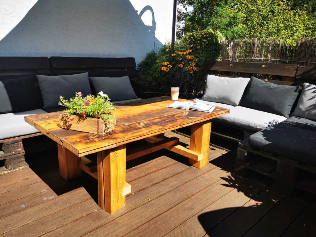 rustikaler Holztisch