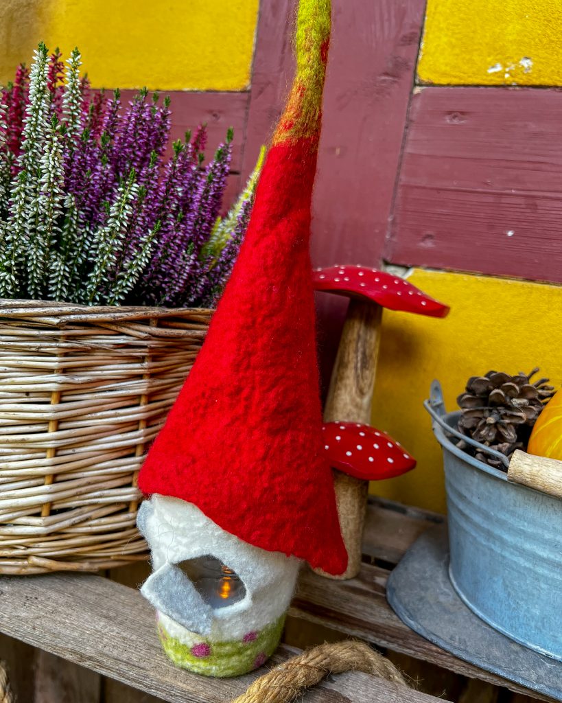 kleine Tischlampe aus Filz in Form eines Häuschens