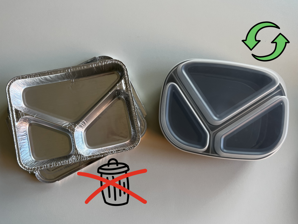 eine Aluminium-Assiette mit dem Symbol von einem Mülleimer, der durchgestrichen ist und eine graue Mehrwegbox mit einem Symbol für Mehrweg