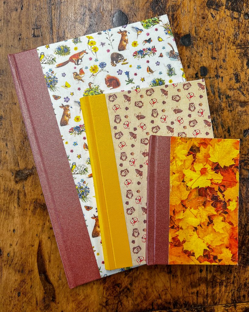 3 verschiedene Notizbücher mit Herbstmuster