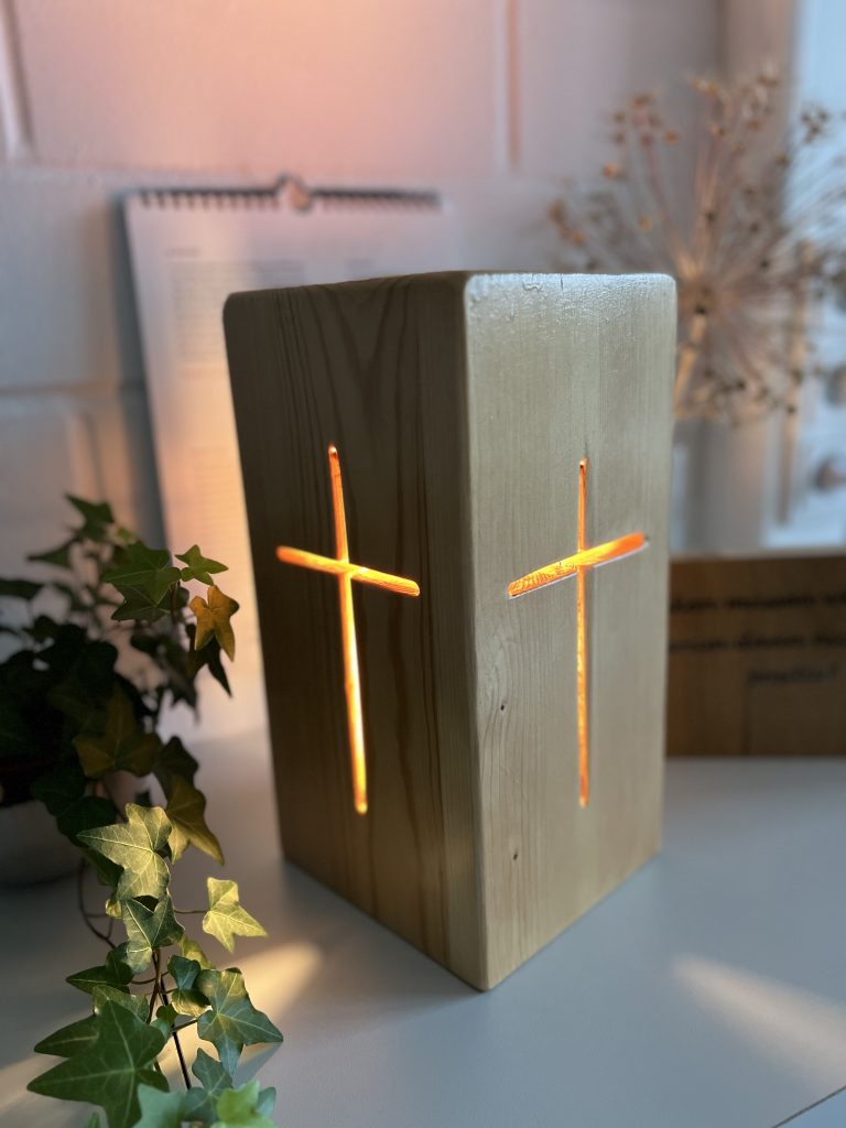 Orgelpfeifenlicht mit einem eingesägten Kreuz