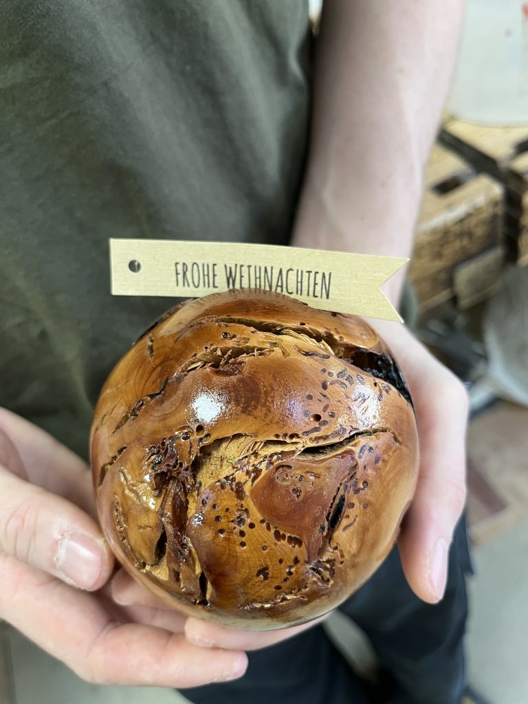 gedrechselte Holzkugel