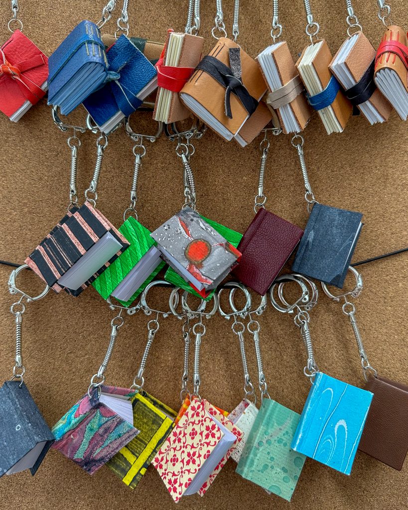 Bücherschlüsselanhänger