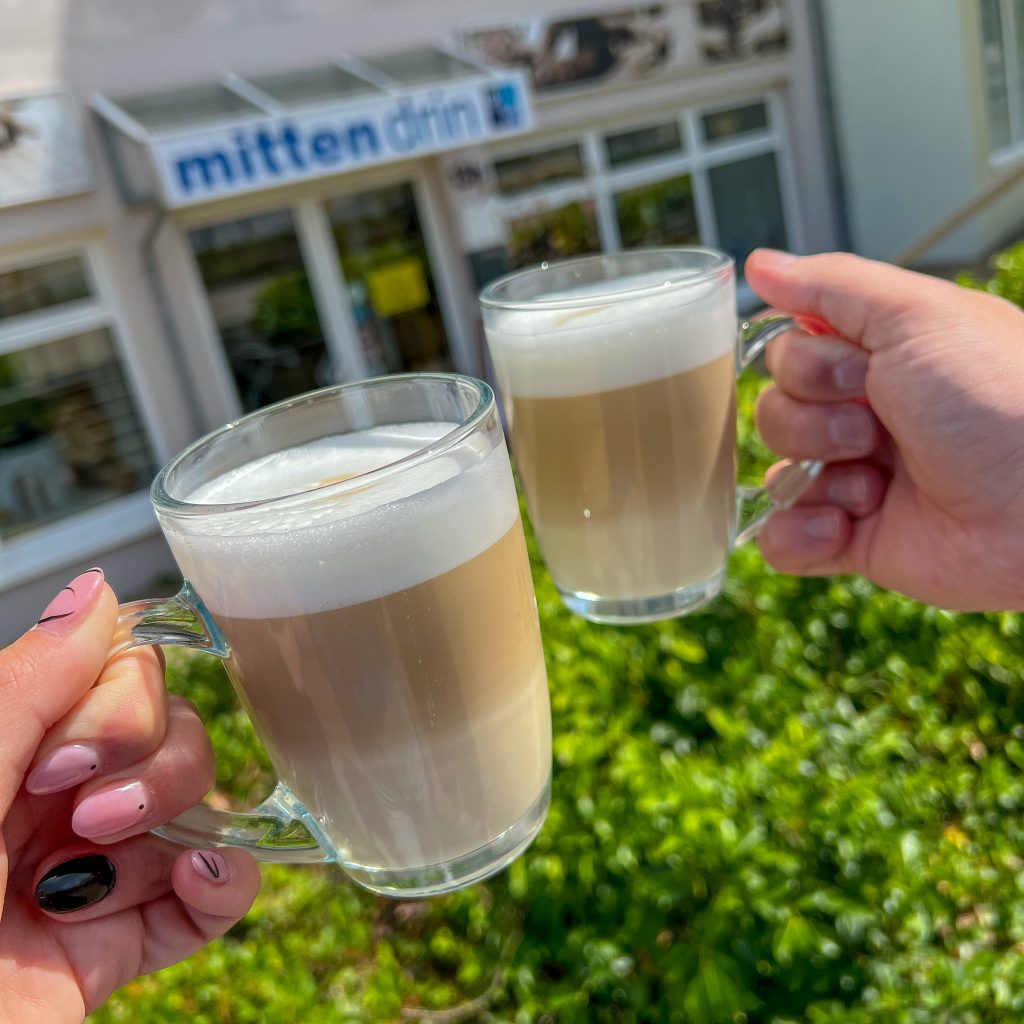 Kaffee für unterwegs im Werkstattladen mittendrin