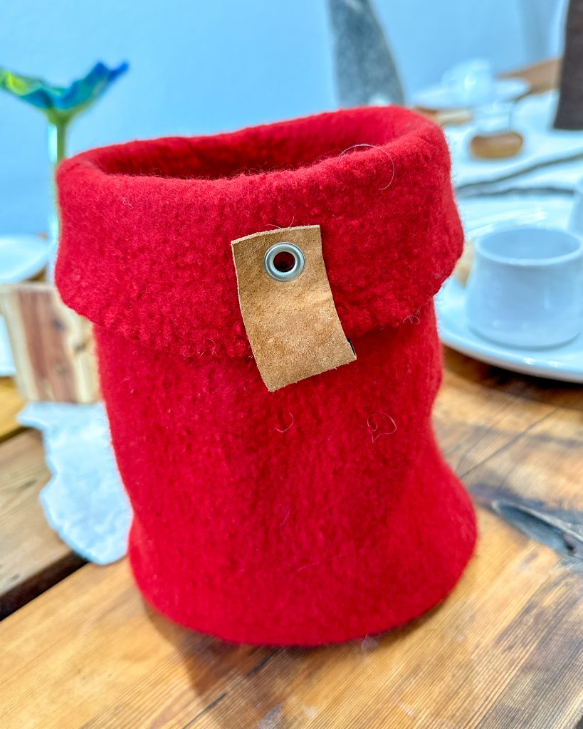 Utensilos aus Filz in der Farbe rot