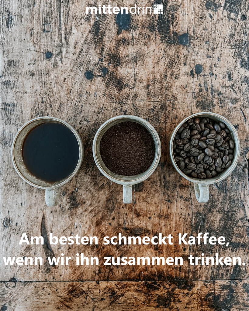 drei Kaffeetassen von oben, mit frisch gebrühtem Kaffee, Kaffeepulver und Kaffeebohnen darin
