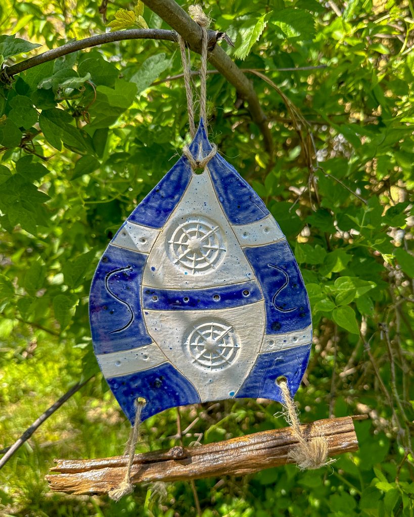 Segelboot aus Ton und Holz