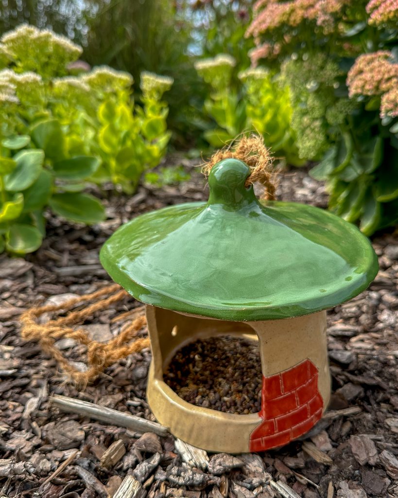 Vogelfutterhaus aus Ton