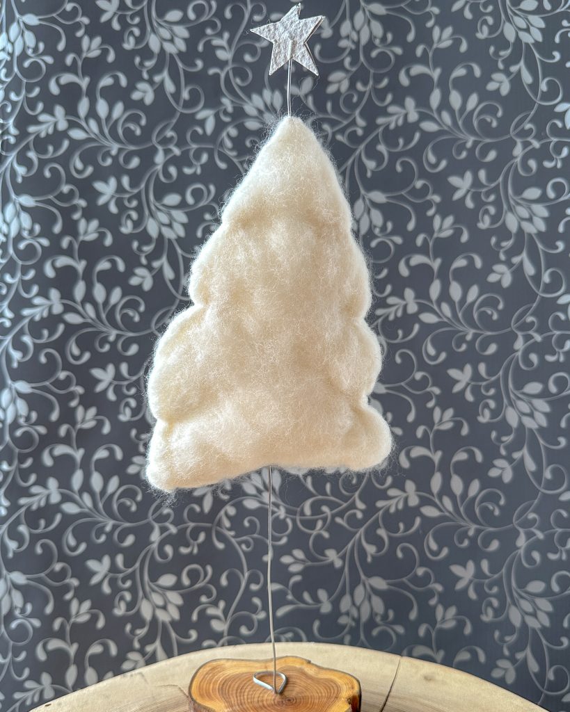 Weihnachtsbaum aus Filz in weiß